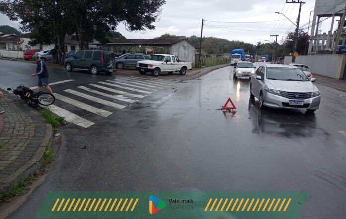 Motociclista tem ferimentos graves após acidente em Indaial