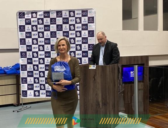 MARISA, DOUTORA EM EDUCAÇÃO, RECEBE HOMENAGEM NA CÂMARA DE BC