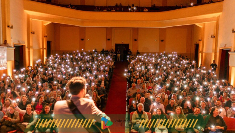 Show de stand-up com o Contador Revoltado em homenagem ao Dia do Contador lotou Teatro Carlos Gomes