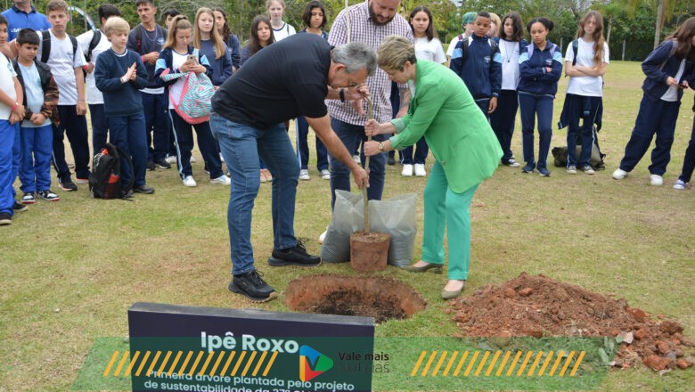 Oktoberfest Blumenau faz o primeiro plantio de árvore de projeto de sustentabilidade
