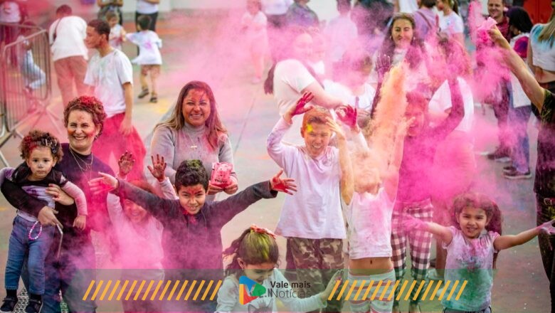 Blumenau recebe Festa das Cores com temática de Halloween