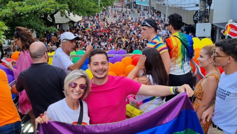 Marisa Zanoni e Jean Volpato aplaudidos pela multidão da Parada