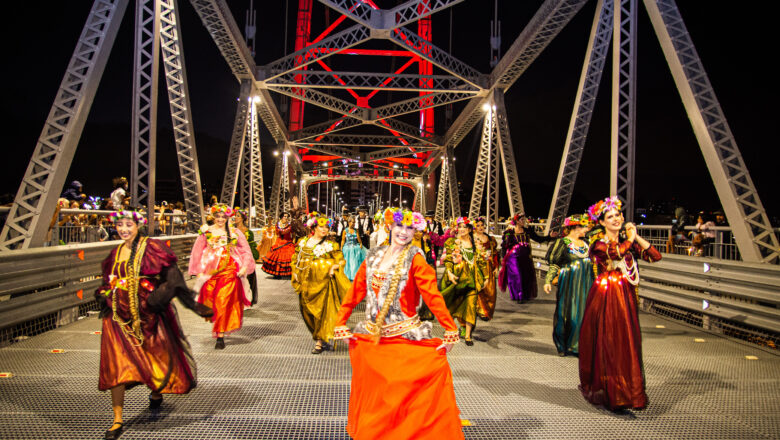 <strong>Desfile de Natal na Ponte Hercílio Luz envolve grande produção com elenco de 300 pessoas</strong>