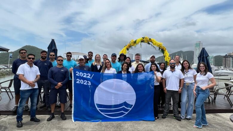 Marina Itajaí realiza cerimônia de hasteamento da Bandeira Azul
