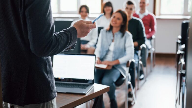 Em sua primeira edição, curso gratuito para trabalhar na área de Produtos abre vagas. Profissional do setor tem média salarial de R$ 13 mil