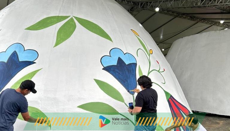 Ovo de 16 metros de altura da 15ª Osterfest começa a ser pintado em Pomerode (SC)