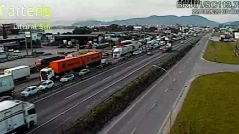Filas chegam a 25 km na BR-101 após carreta tombar em Navegantes