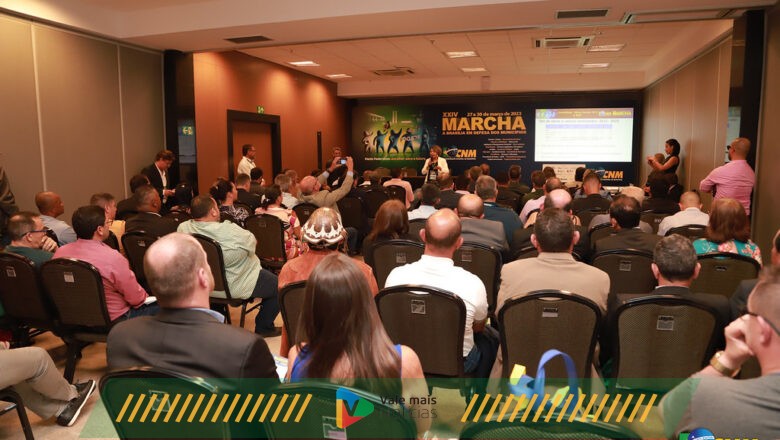 Prefeitos de todo o país debatem financiamento da educação