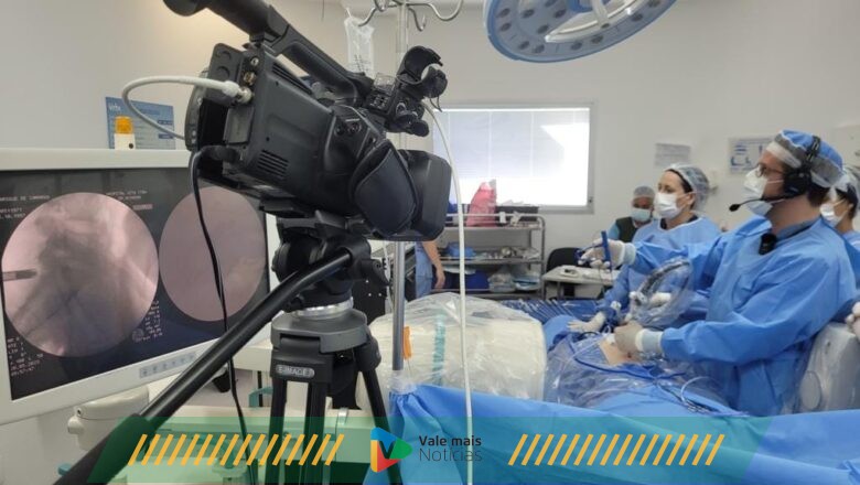 Cirurgia de coluna é transmitida ao vivo durante curso em Curitiba