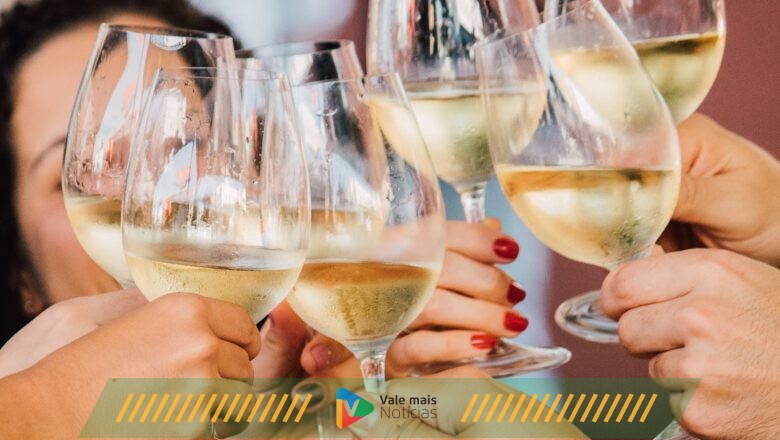 Fim de semana com bons vinhos, comida e música ao vivo