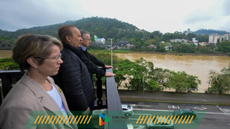 Governador acompanha ações da Defesa Civil na central de monitoramento climático de Blumenau e visita abrigo