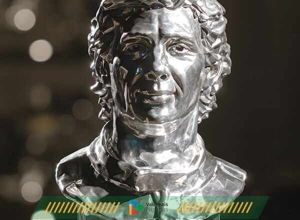 Instituto Ayrton Senna é presenteado com busto em homenagem ao tricampeão Mundial de Fórmula 1