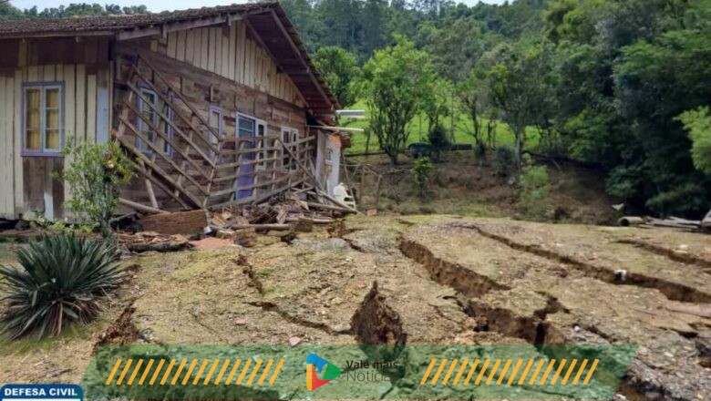 Deslizamento provoca rachaduras em estradas e “condena” casas de Vidal Ramos