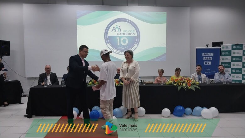 Adolescentes que fazem parte do Programa Novos Caminhos são homenageados em Blumenau