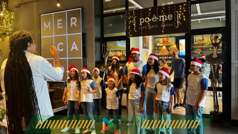 Coral do Instituto Sorrir surpreende público durante apresentação de Natal na Praia Brava