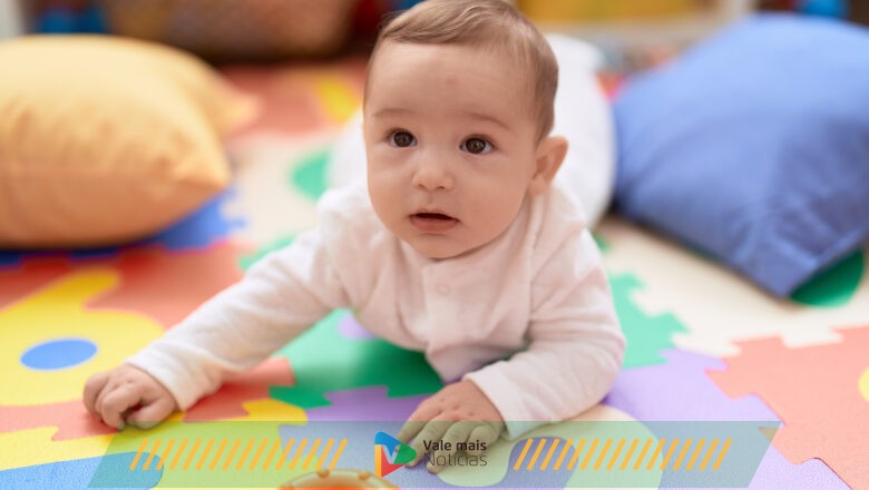 Mavie: é correto incentivar um bebê de três meses a engatinhar?