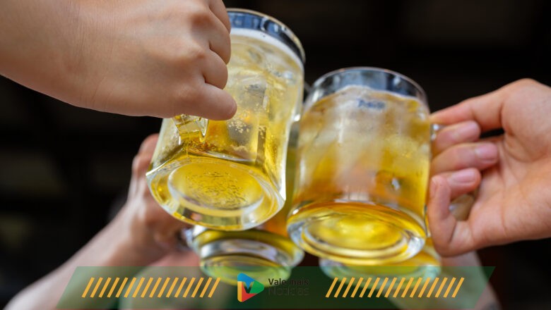 Bebidas alcoólicas e altas temperaturas podem facilitar a desidratação do folião, alertam especialistas do Iamspe