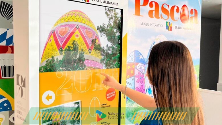Exposição gratuita lembra obras anteriores que estamparam o ovo gigante da Osterfest, em Pomerode (SC)
