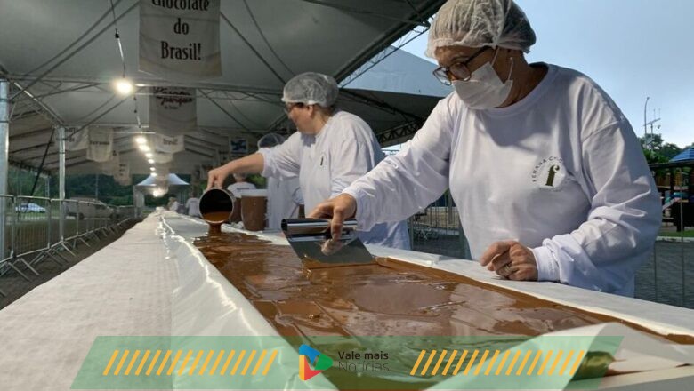 Timbó faz a maior barra de chocolate do Brasil para comemorar 90 anos