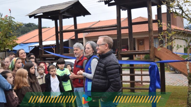 Praça Alfred Otto Rudolph é inaugurada no Dia Internacional da Amizade em Timbó.