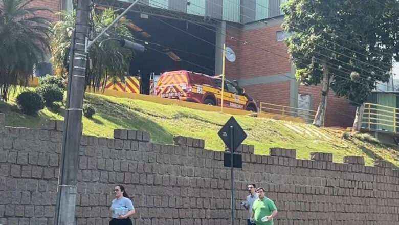 Incêndio atinge fábrica de papel entre Indaial e Blumenau e mobiliza bombeiros