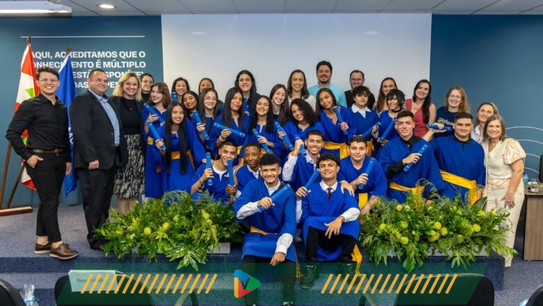 Jovens celebram a formatura da 10ª turma do Projeto Pescar