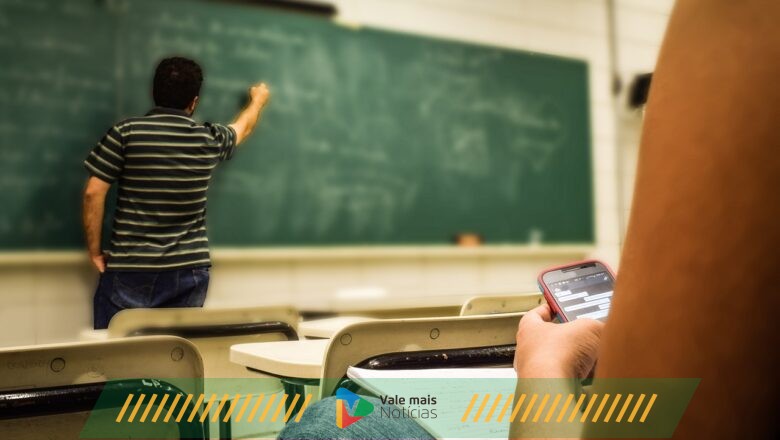 6 em cada 10 escolas brasileiras já limitam uso de celular
