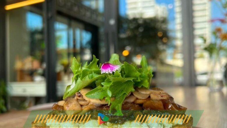 Turistas que visitam a Praia Brava buscam experiências gastronômicas autênticas, saudáveis e ingredientes regionais