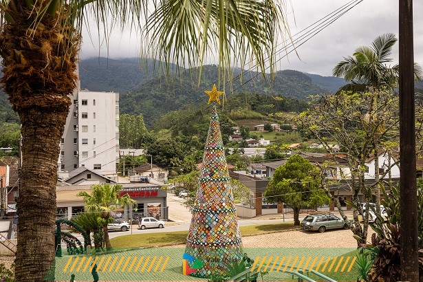 Maior árvore de crochê do Brasil está em Santa Catarina