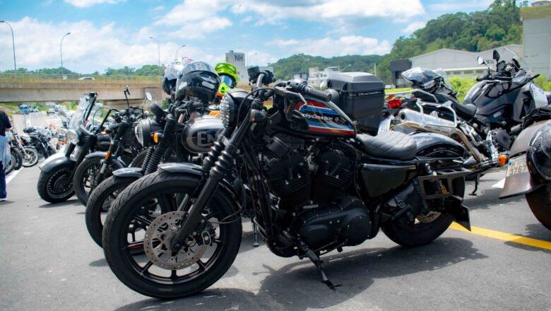 Passeio reúne cerca de 250 motos customizadas em Blumenau neste domingo (15/3)