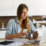 Mais da metade das mulheres lideram a organização do orçamento no lar, revela Serasa