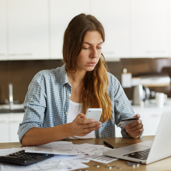 Mais da metade das mulheres lideram a organização do orçamento no lar, revela Serasa