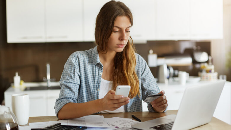 Mais da metade das mulheres lideram a organização do orçamento no lar, revela Serasa