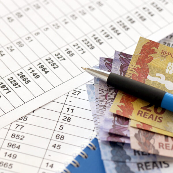 49% dos endividados com bancos concentram mais de uma dívida por instituição, revela Serasa