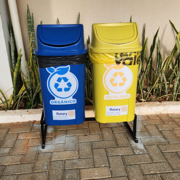 Rotary Club de Indaial Águas do Vale entrega 40 lixeiras para espaços públicos de Indaial durante a campanha municipal do Junho Verde.