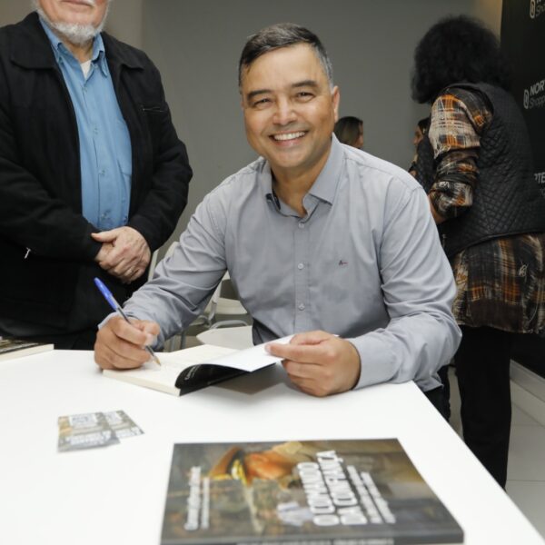 Livro “O Comando da Confiança” é lançado em Blumenau e emociona público com histórias reais de transformaçãoO lançamento do livro