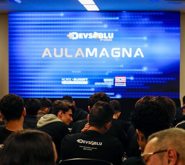 Aula magna do +Devs2Blu aborda os desafios e oportunidades do ecossistema de inovação em SC