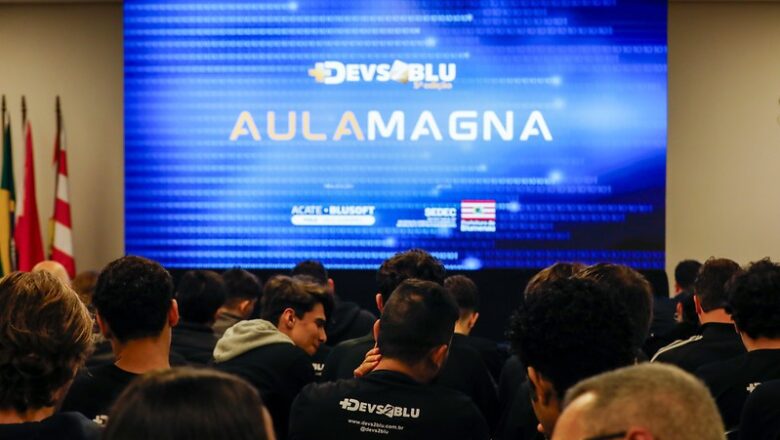 Aula magna do +Devs2Blu aborda os desafios e oportunidades do ecossistema de inovação em SC