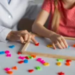 Brasil registra avanço nos diagnósticos de autismo e amplia demanda por profissionais especializados