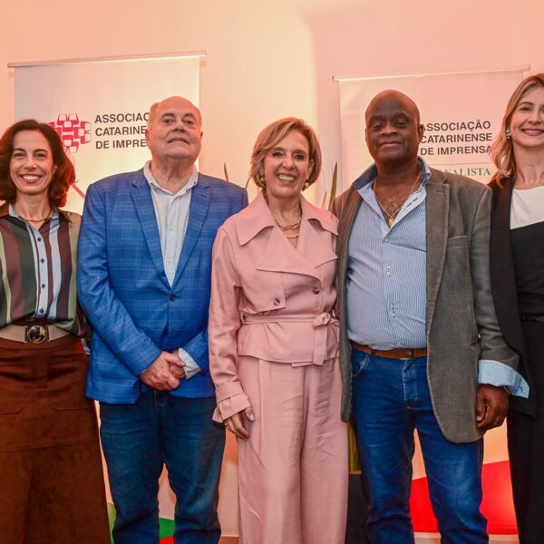 Lúcia Helena Vieira assume presidência da Associação Catarinense de Imprensa