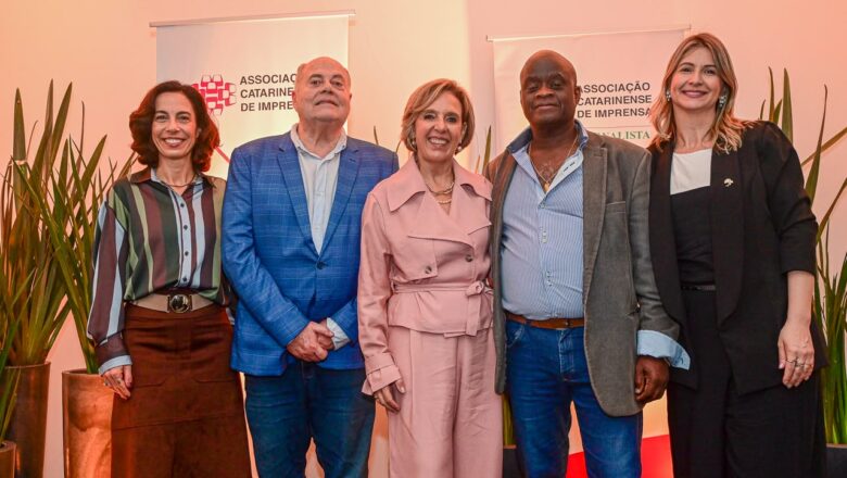 Lúcia Helena Vieira assume presidência da Associação Catarinense de Imprensa