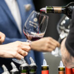 Decanter Wine Experience reúne seis vinícolas em noite de degustação em Blumenau