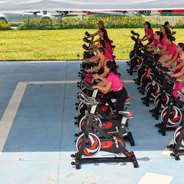Incorporadora transforma sede em espaço fitness e reúne mais de 80 mulheres em aula de spinning em Itapema