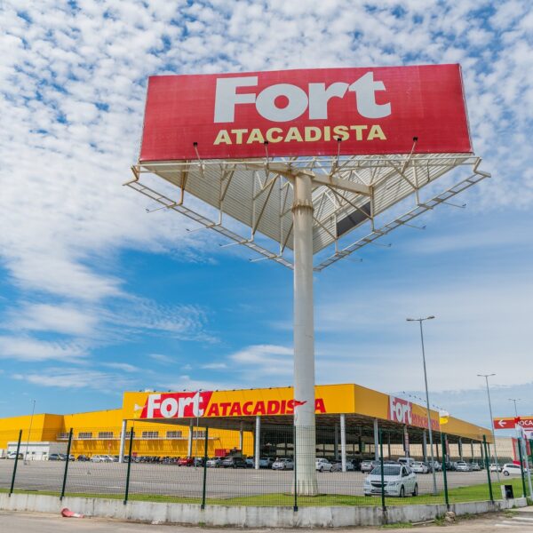 Fort Atacadista completa 27 anos com campanha que sorteia mais de R$ 1 milhão em prêmios e vales-compras