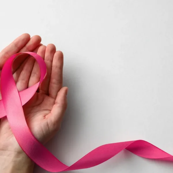Outubro Rosa: o câncer no corpo e o câncer na sociedade