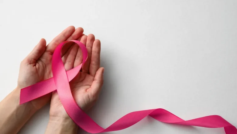 Outubro Rosa: o câncer no corpo e o câncer na sociedade